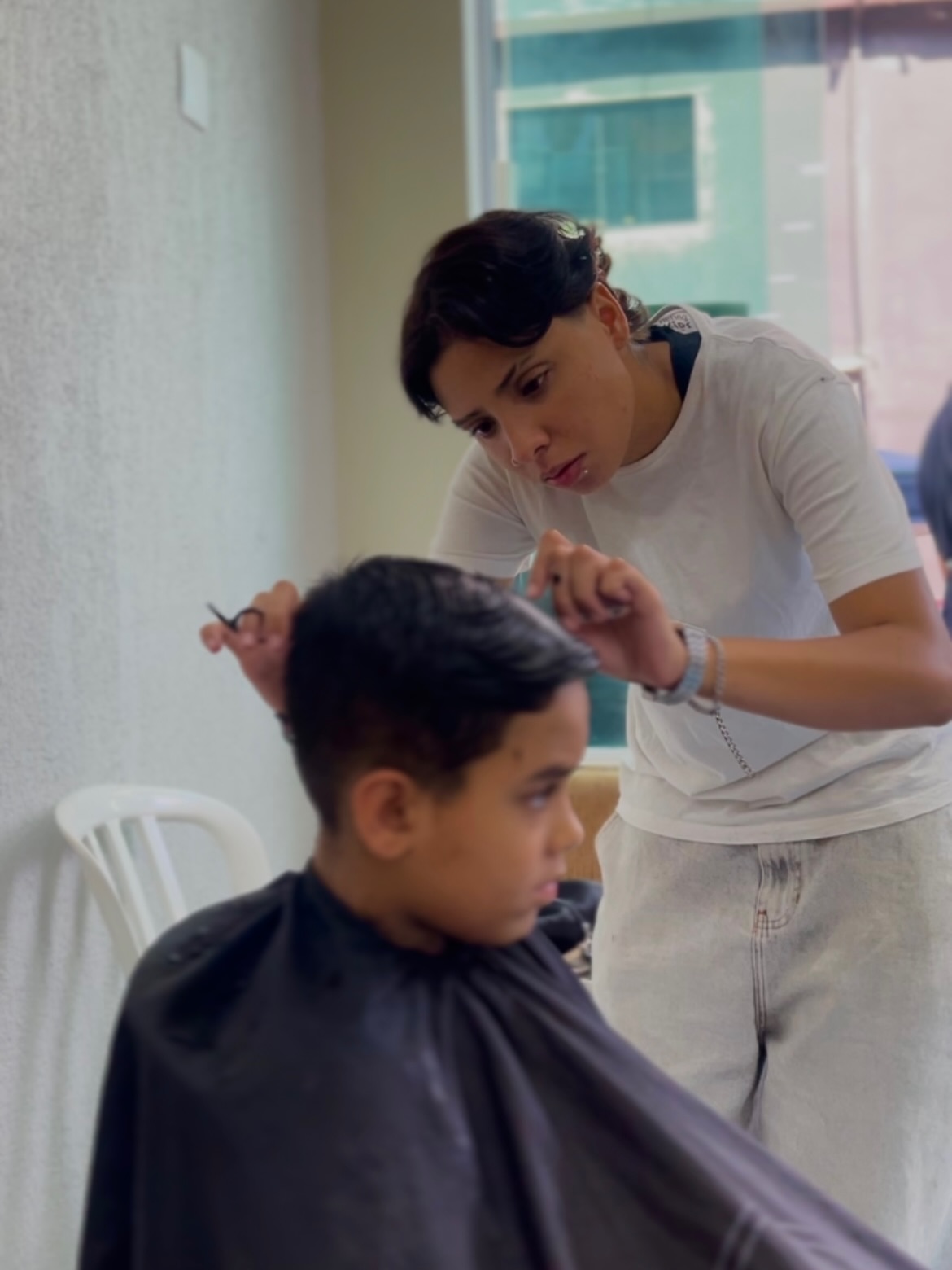 Nick realizando um corte de cabelo