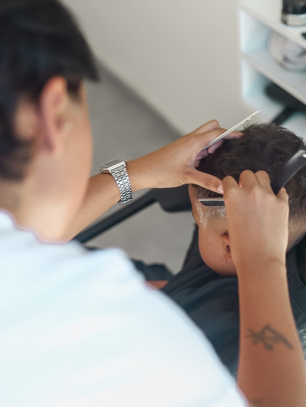 Nick em seu trabalho como barbeira